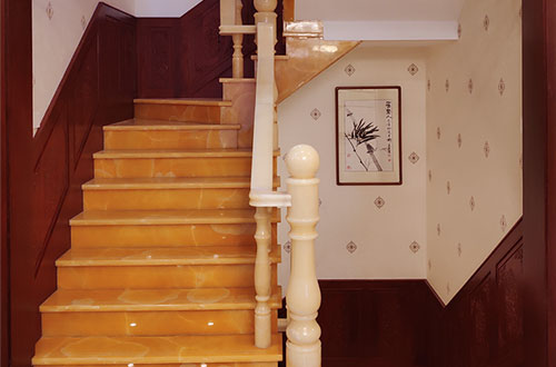 王益中式别墅室内汉白玉石楼梯的定制安装装饰效果