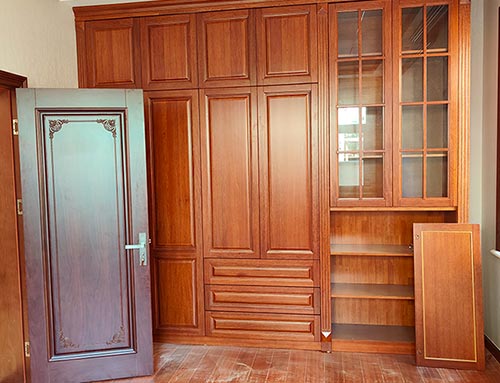 王益中式家庭装修里定制的实木衣柜效果图